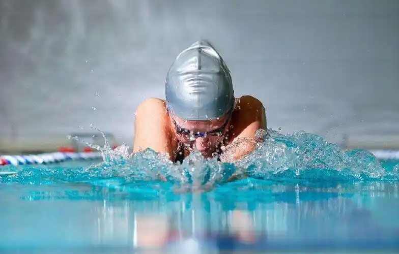 游泳健将们蛙泳时,为什么把上半身露出水面那么多呢?