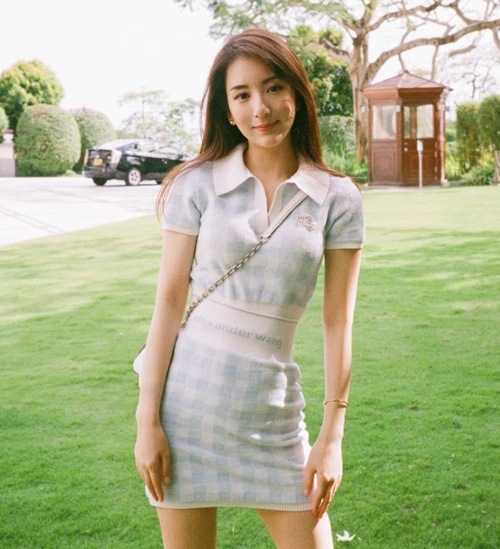 郭富城也管不住妻子方媛女团打扮秀身材裙子短到坐下都尴尬