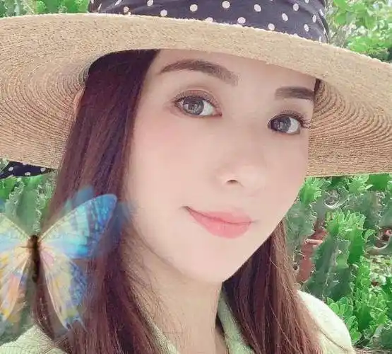 郭富城老婆逛公园还要化浓妆,方媛穿"三分裙"拍照,珍珠腿优越_女儿