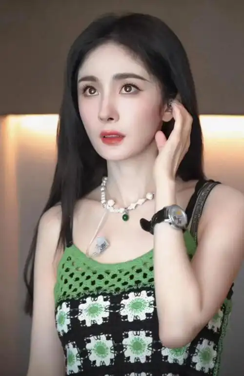 杨幂丝绒油画妆美出圈大礼帽造型时髦优雅复古文艺穿搭学起来