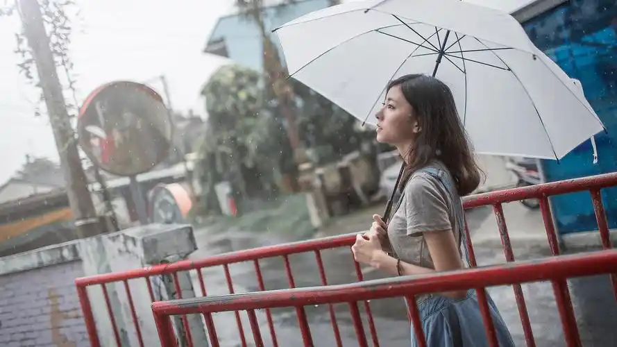 雨中车站撑着伞的长发小清新美女壁纸