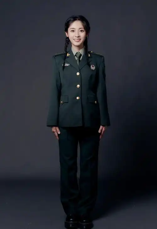 邢菲军装造型#邢菲曾是文工团文艺兵,立过三等功,一日士兵,终身为 ..