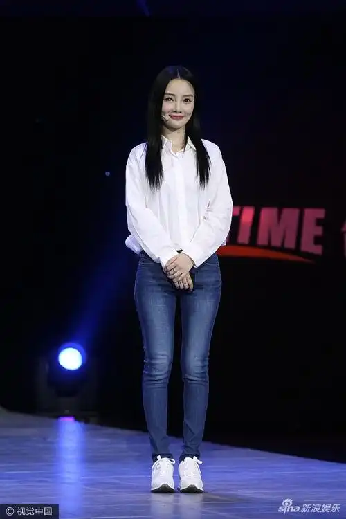 组图:赵丽颖李小璐穿白衬衫同框拼清纯,谁赢了?_高清图集_新浪网