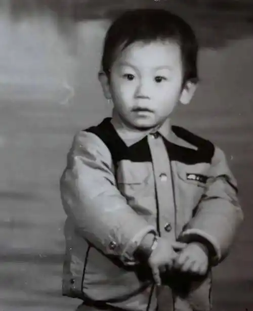 靠着这样的小伎俩,朱亚文在没上学那几年看足了电视,同时也在他心里埋