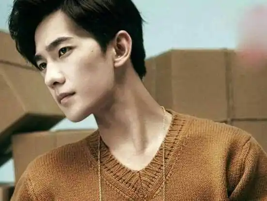 杨洋脸部线条也是那么的立体,很有型也很帅气白色的t恤,"锅盖头"发型