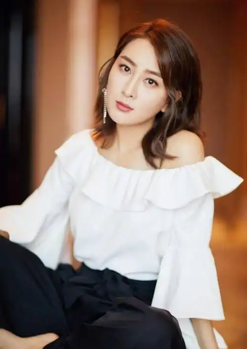 马苏又来抢镜背带裤搭白色t恤简约时尚可惜身高不够裤子来凑