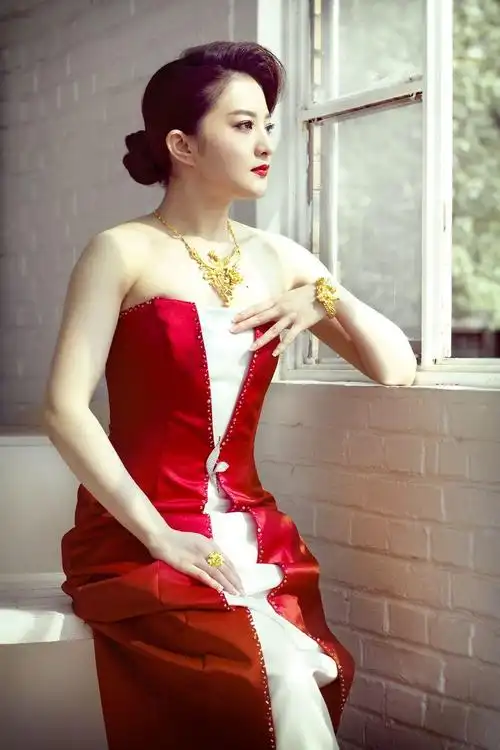 金铭简历及个人资料简介 "小婉君"今年43:年少成名红炸天,如今被父母