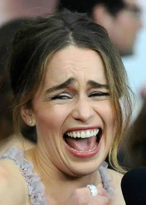 女明星走红毯丑态不断,她把猫都摔晕了,她的囧照网友们不敢直视