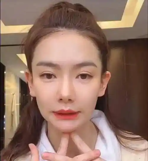 戚薇精修图还嫩的像少女生图怎么打脸了皮肤黄还有抬头纹