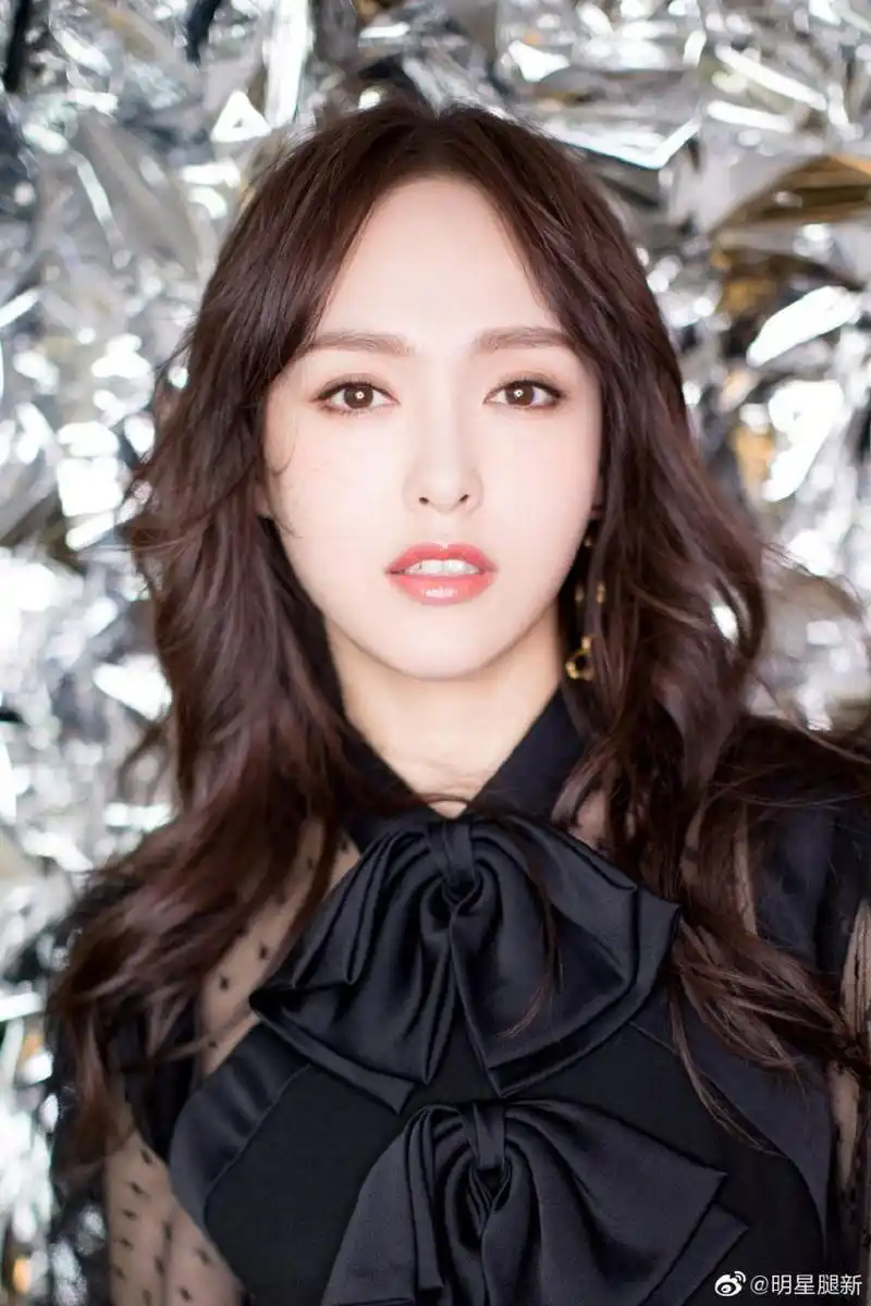 细高挑儿的美女明星唐嫣美靴玉腿宣传