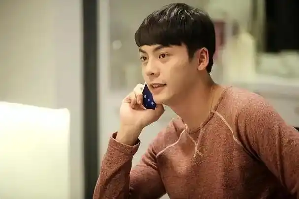 陈伟霆在2021年播出的《斛珠夫人》中,依旧我行我素,而女主杨幂则已经