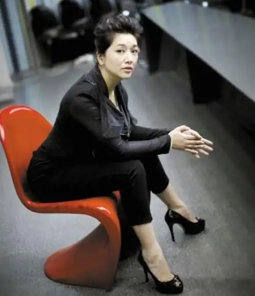 54岁江珊气质惊艳曲线感十足身材线条不输小姑娘