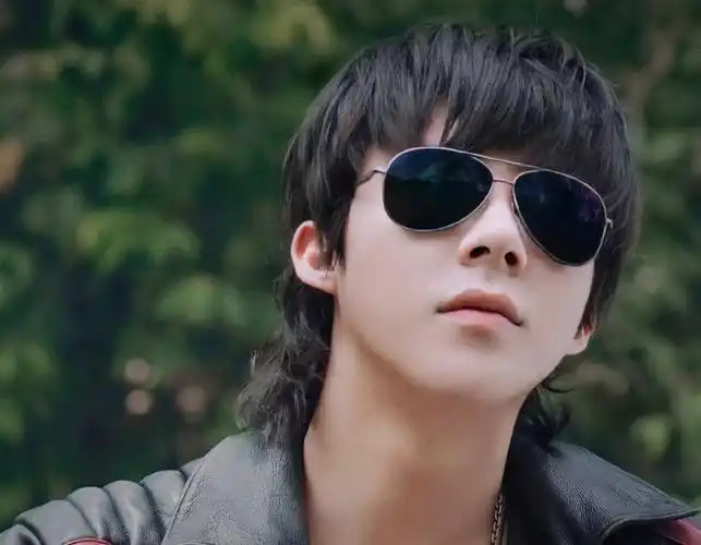 今晚直播造型梦回黑爷啊那就来看看黑爷吧#刘宇宁  #摩登兄弟刘宇宁