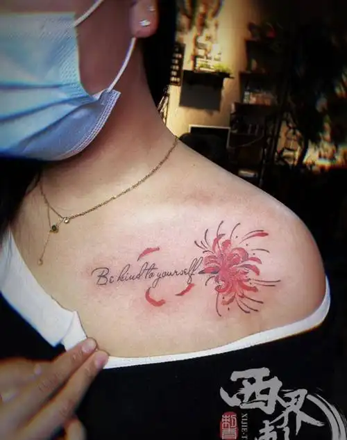 锁骨彼岸花英文纹身图片_颈部胸部水彩花体字纹身图案