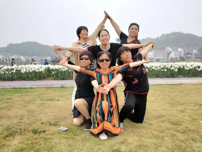 五个人拼成的五角星|棒!