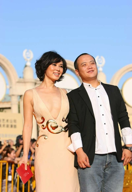 余男和黄渤旧照挺耐人寻味,穿淡黄长裙风情万种,把黄渤衬成路人