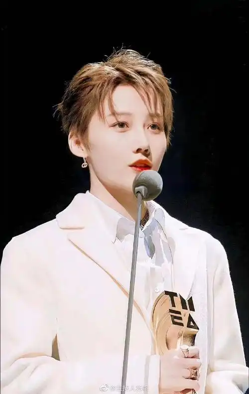 刘雨昕粉丝 站起来追星##刘雨昕和粉丝一起传递爱##刘雨昕0420生日