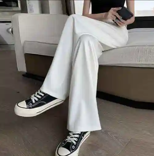 鞋子的款式建议鱼嘴或者是罗马鞋,裤子长度不用太长,就会有显高的效果