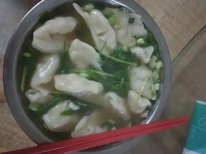 现在在家都会自己包饺子来煮汤吃了用料盐个人克鸡精个人勺葱花个人克