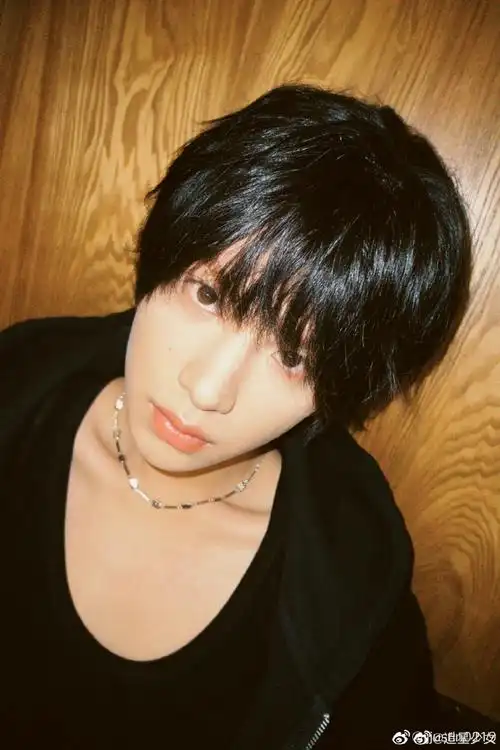 黄明昊日系胶片风六宫格##黄明昊的锁骨线条