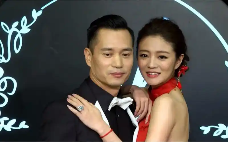 安以轩18克拉的大钻戒套在手上,各路明星纷纷前来恭贺