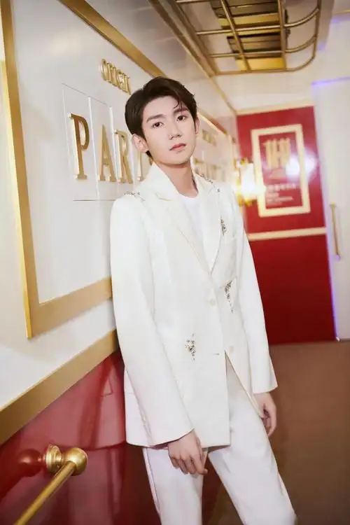 王源白色西装帅气写真