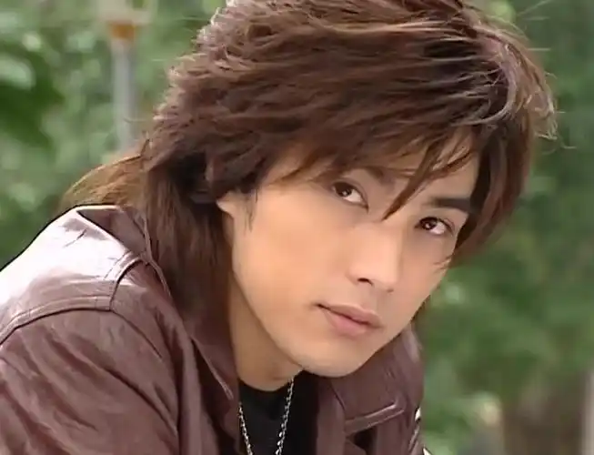 贺军翔被曝与酒店辣妹热吻!狗仔有切实证据,经纪人沉默不作回应|吴奇