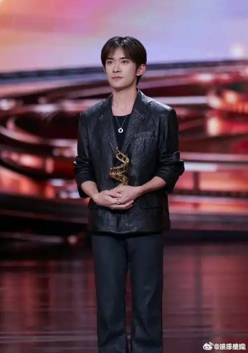 真的很期待tfboys十周年演唱会,期待王俊凯,王源,易烊千玺合体舞台!