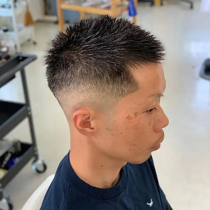 对于年轻一点儿的男士可以选择三面光搭配顶部碎发不连接,三面推光