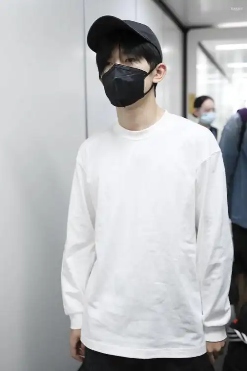 易烊千玺深圳机场饭拍白t黑裤的清爽少年杀青快乐