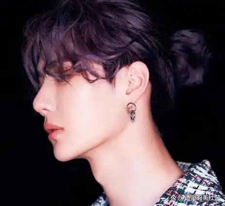 谁曾说束发是女性的专利?男性同样可以留长发,编个马尾.