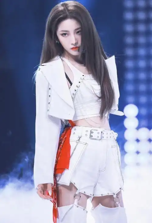 原来the9喻言后背纹身这么大?饭拍镜头下,打码师辛苦了