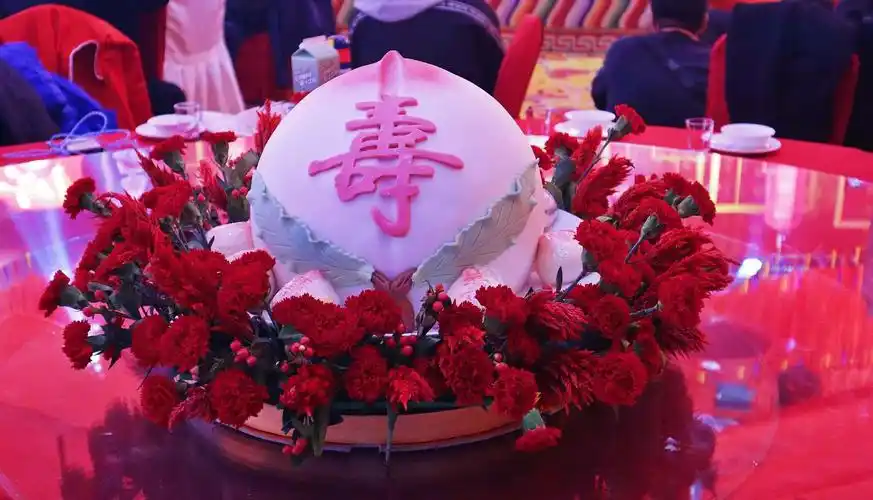 房家家族为老人家举行了隆重的生日宴会,体现了家族的和睦,幸福,快乐