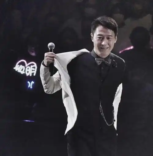 56岁的黎明近期在香港红馆举办演唱会,半个香港的富婆都来捧场