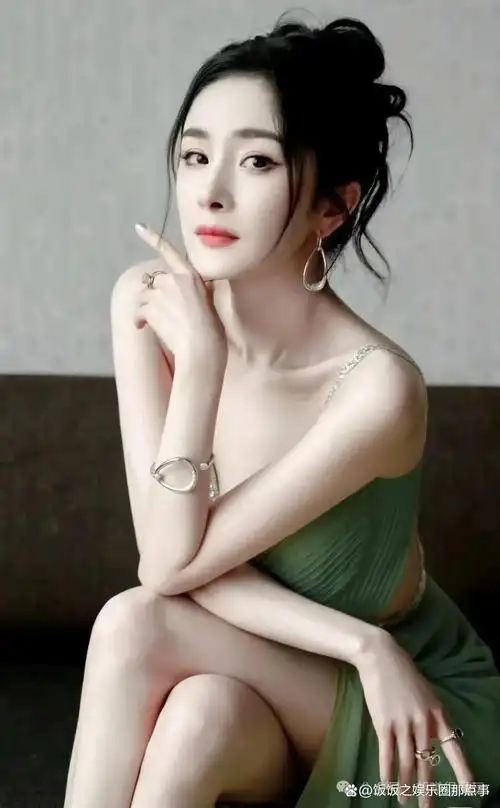 杨幂写真集青丝睡袍展现绝美姿态