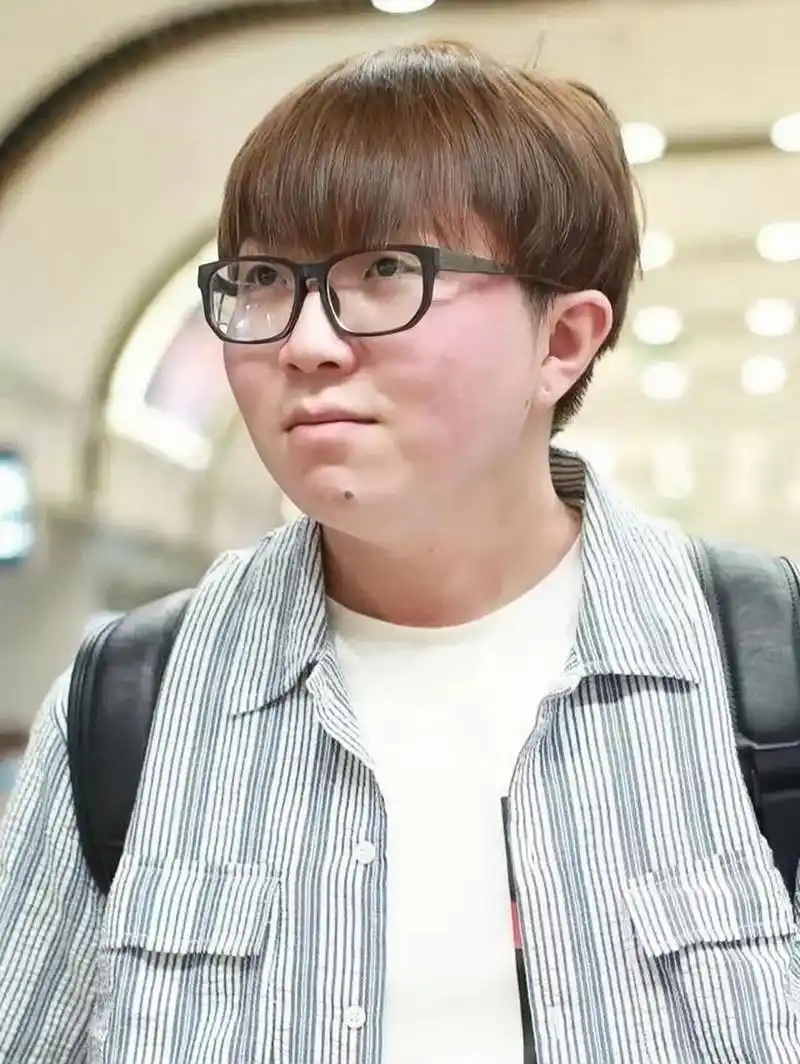 毛不易刚出道那一年胖的像气球一样,后来他说参加活动,最大号的西装都