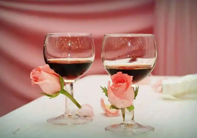 结婚时交杯酒喝一半是什么意思?普通朋友能喝交杯酒吗?