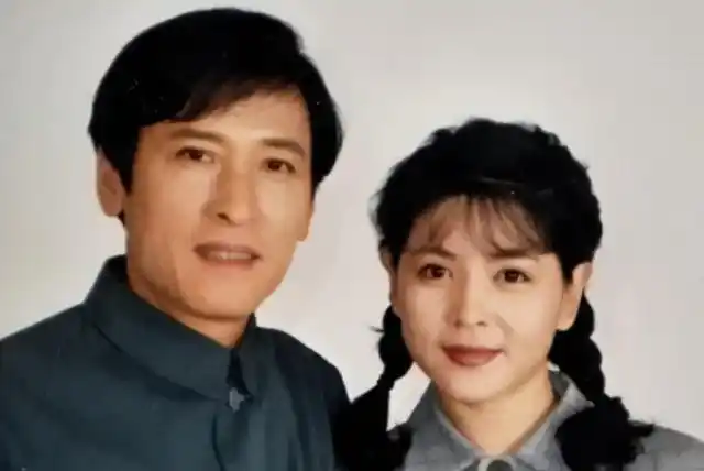 她的丈夫也是一名演员,叫周野芒.