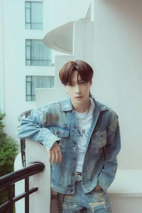 张艺兴换发型如换人狼尾头配复古外套靠栏杆随便摆pose都有型