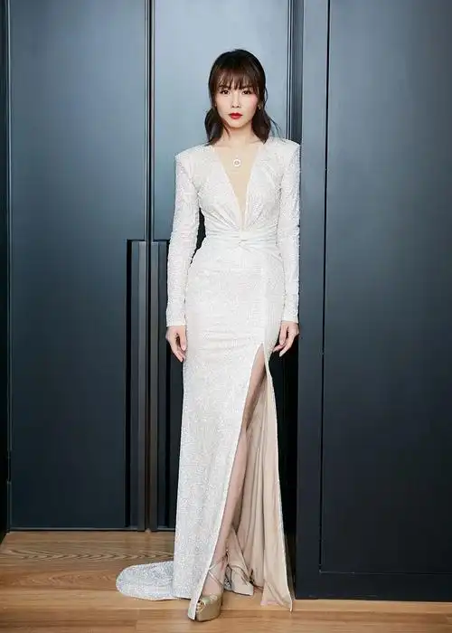 刘涛银色深v开衩礼服露美背罕见秀性感纤腰美腿迷人