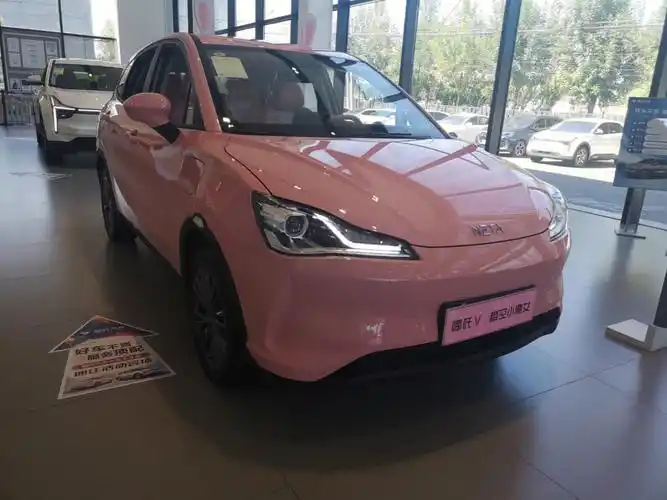 合众新能源汽车旗下哪吒汽车,哪吒v车型,哪吒v魔女版,粉色的车身,靓丽