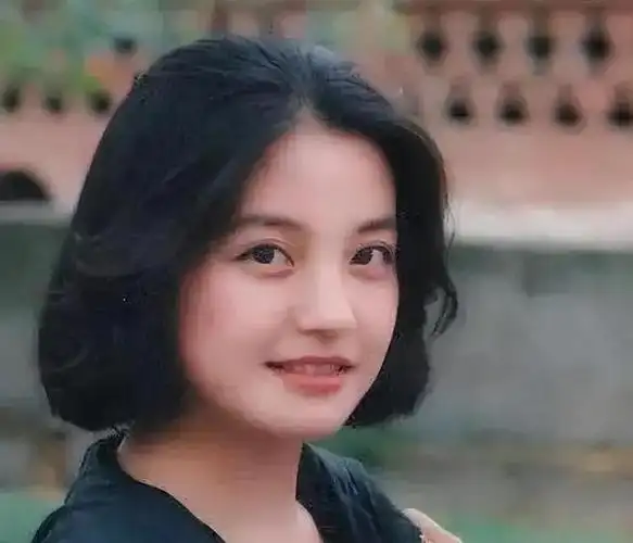 消失两年多后再看赵薇如今的处境47岁的她后悔了吗