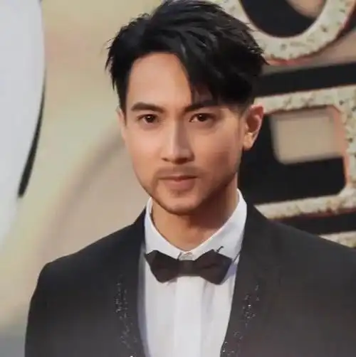 吴尊家族在文莱的实业界赫赫有名,与皇室保持深厚的世交关系.