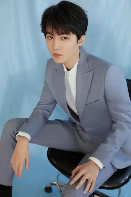 王俊凯校服造型路透蓝白校服少年感满满顺毛也很乖太帅了