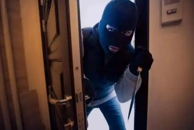 15年湖北16岁少女熟睡中被劫匪入室绑架劫匪却因一句话放了她