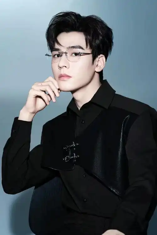 龚俊新眼镜造型有多绝##龚俊代言木九十