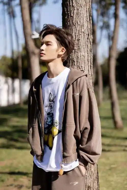 朱正廷可爱的旅行##朱正廷一招收买狗狗