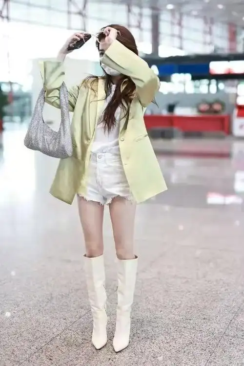 孙怡产后身材管理到位穿牛仔衣配运动套装玩混搭意外更显元气