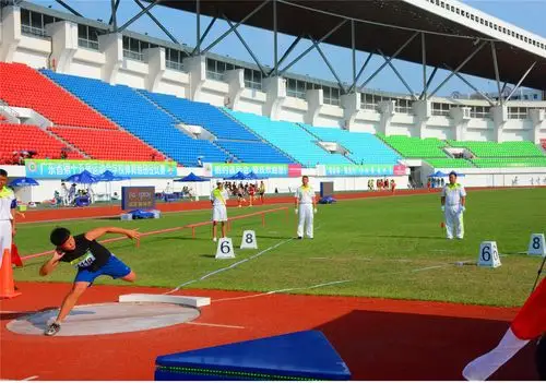 廖珍妮进行铅球比赛现场 张伟杰 摄