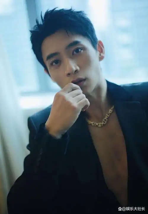 被魏晨的魅力迷住了!穿深v西装上台领奖,36岁型男气质挡不住